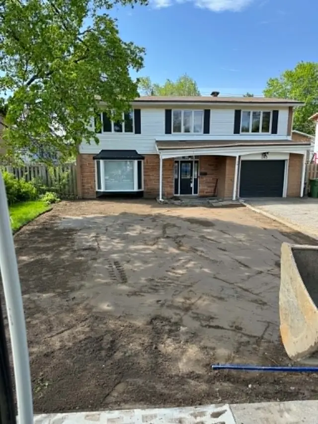 Terrain nivelé et préparé devant une maison résidentielle